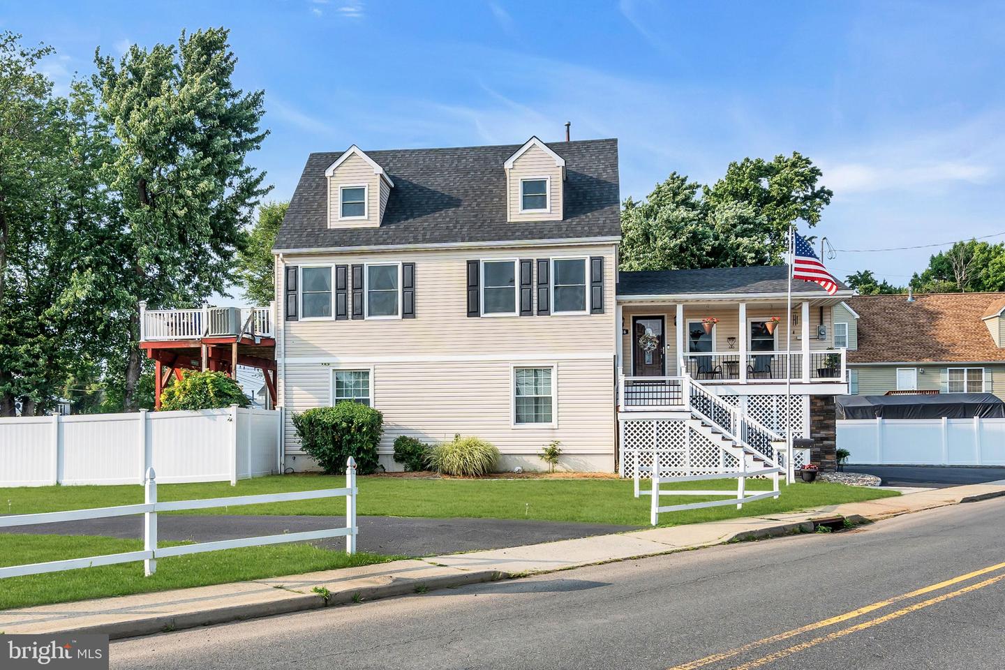 106 MAIN ST