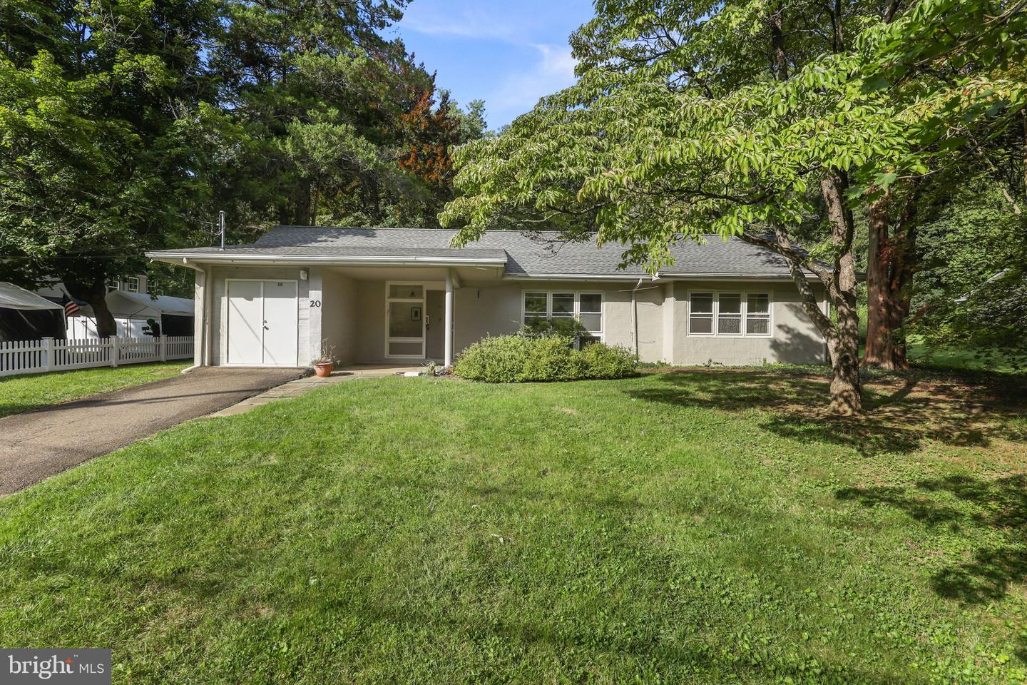 20 Farm Ln Property Photo 1