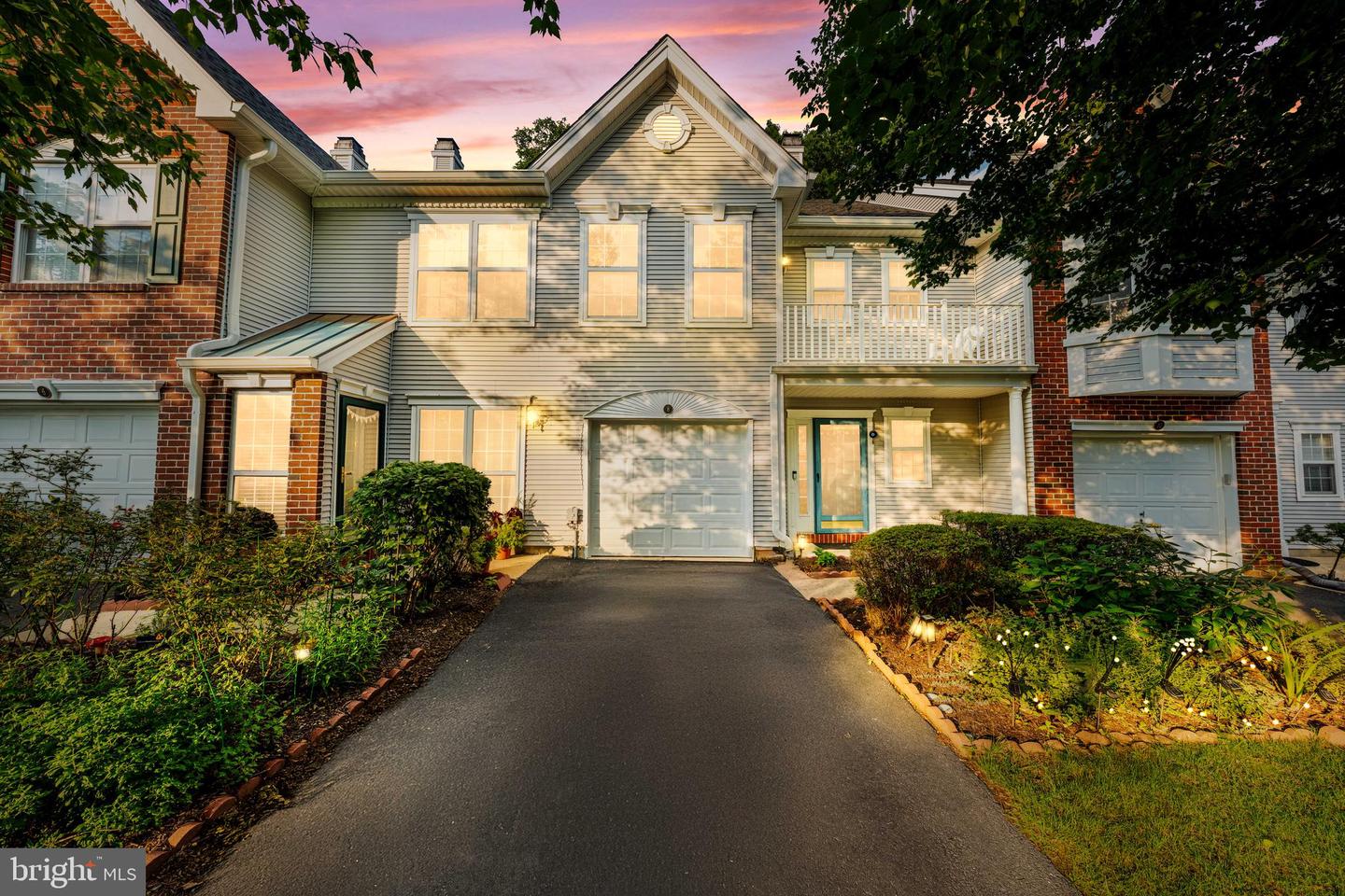 8 HENRY CT