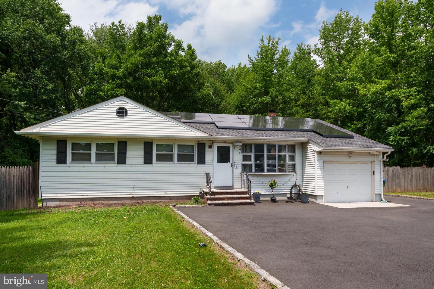 984 New Dover Rd Property Photo 1
