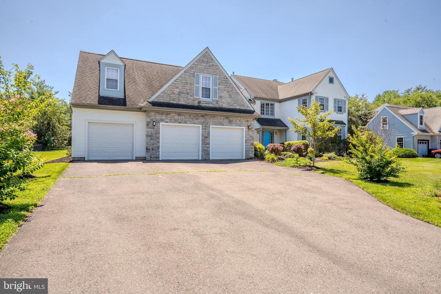37 Kinglet Dr S Property Photo 1