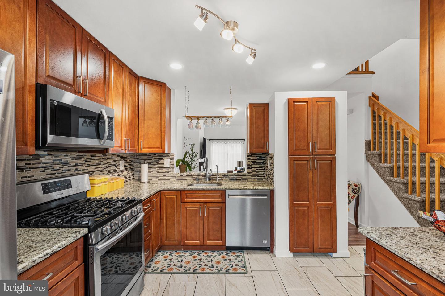 1212 Holly Ct Property Photo 6