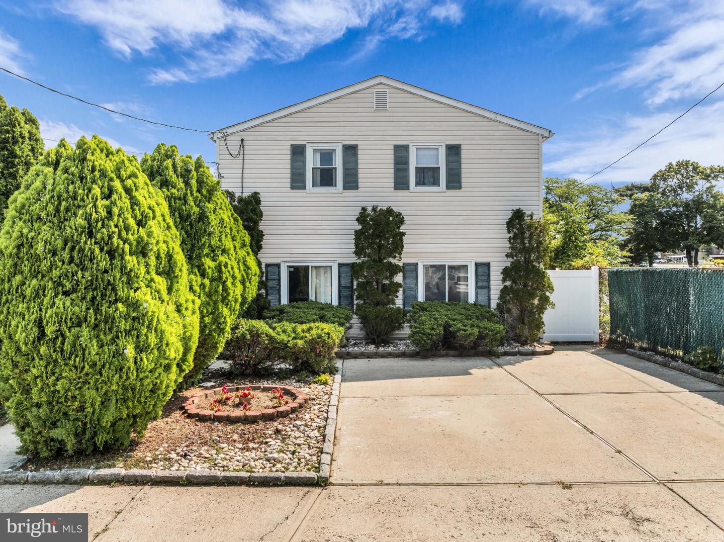 12 JACOBSON ST