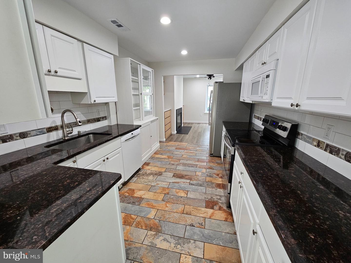 50 Thoreau Dr Property Photo 14