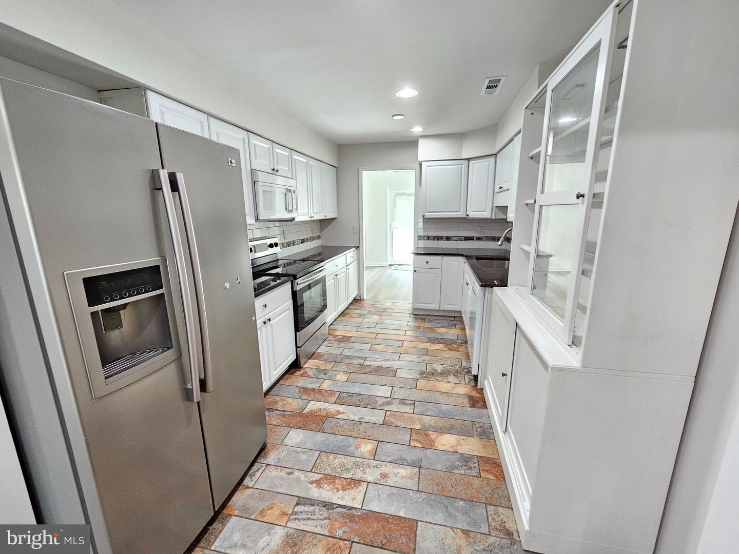 50 Thoreau Dr Property Photo 15