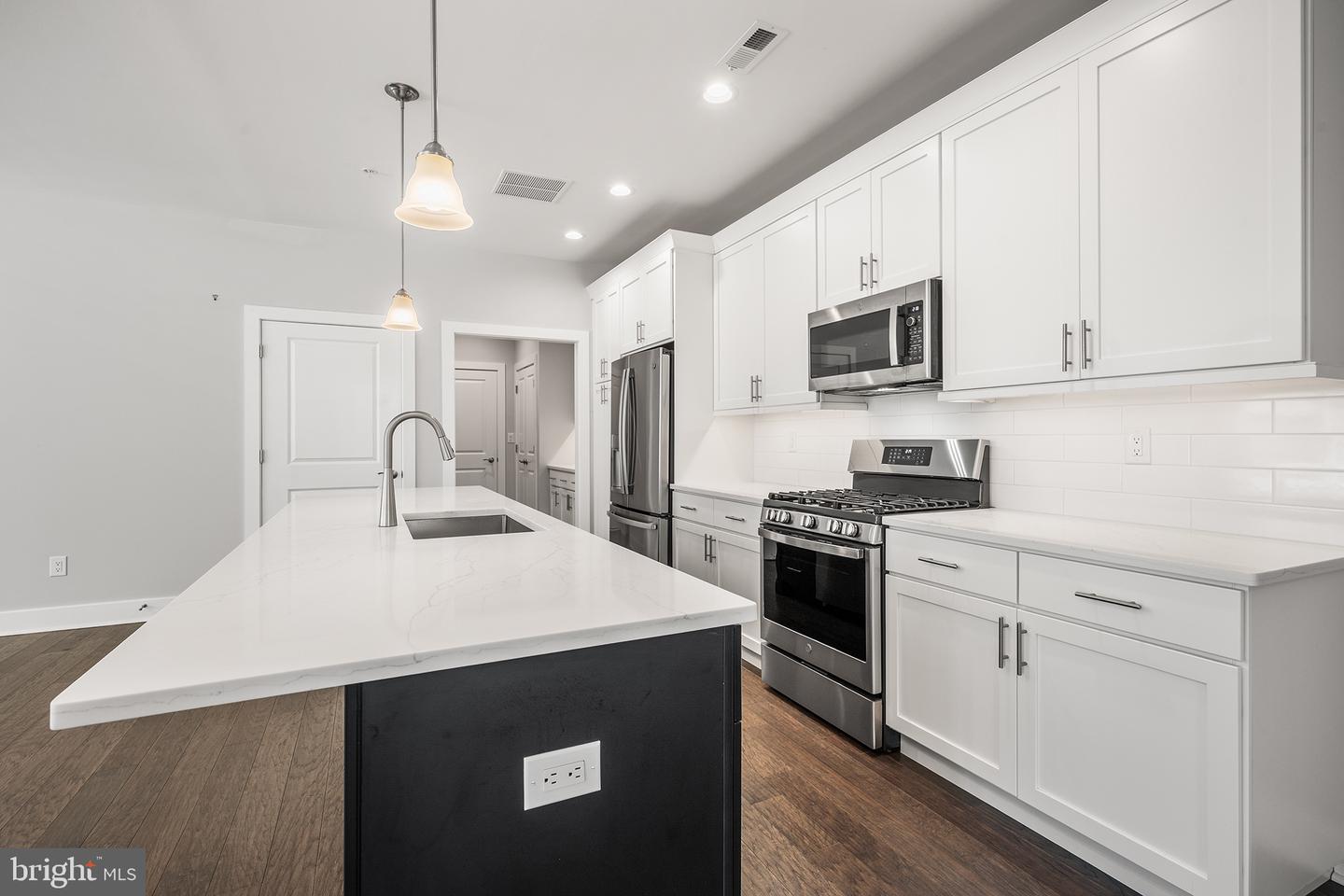 70 Riverwalk Property Photo 14