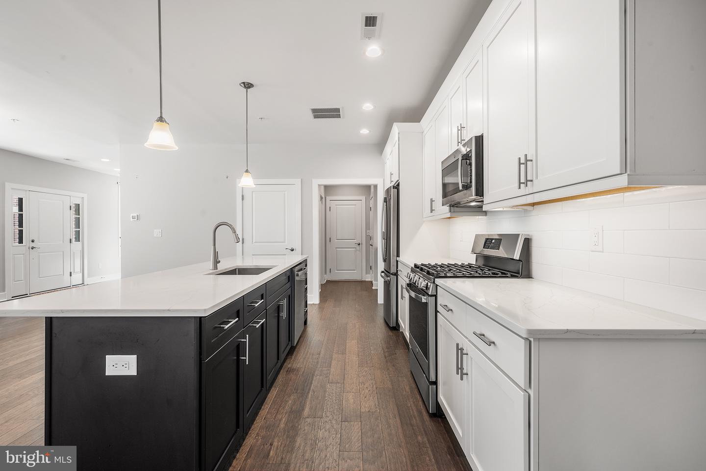 70 Riverwalk Property Photo 15