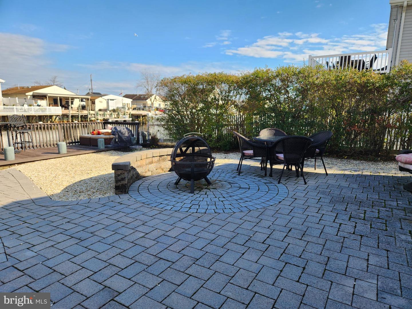 14 W Thames Rd Property Photo 4