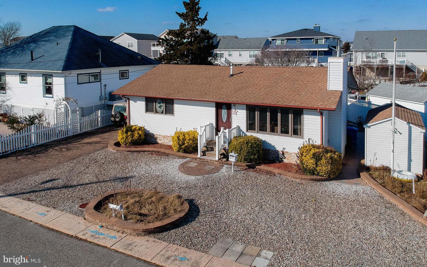 4 Rona Ln Property Photo 1
