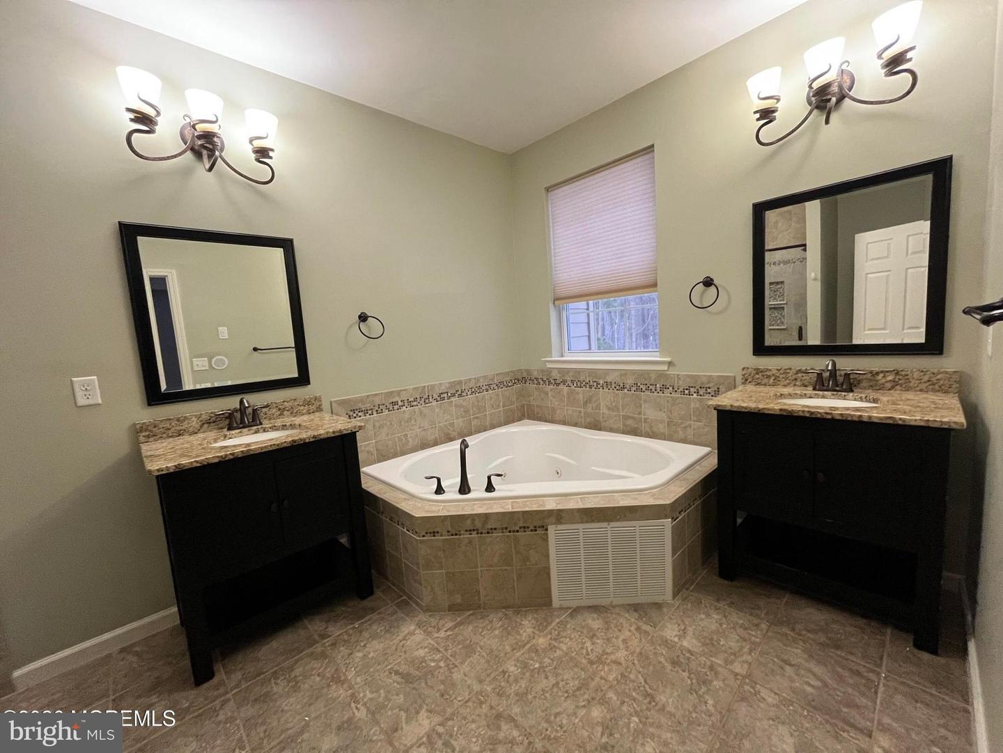 206 Hawthorne Lane Property Photo 28