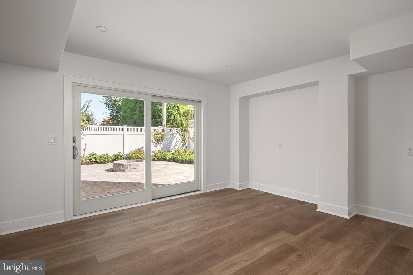 10-d Long Beach Blvd Property Photo 56