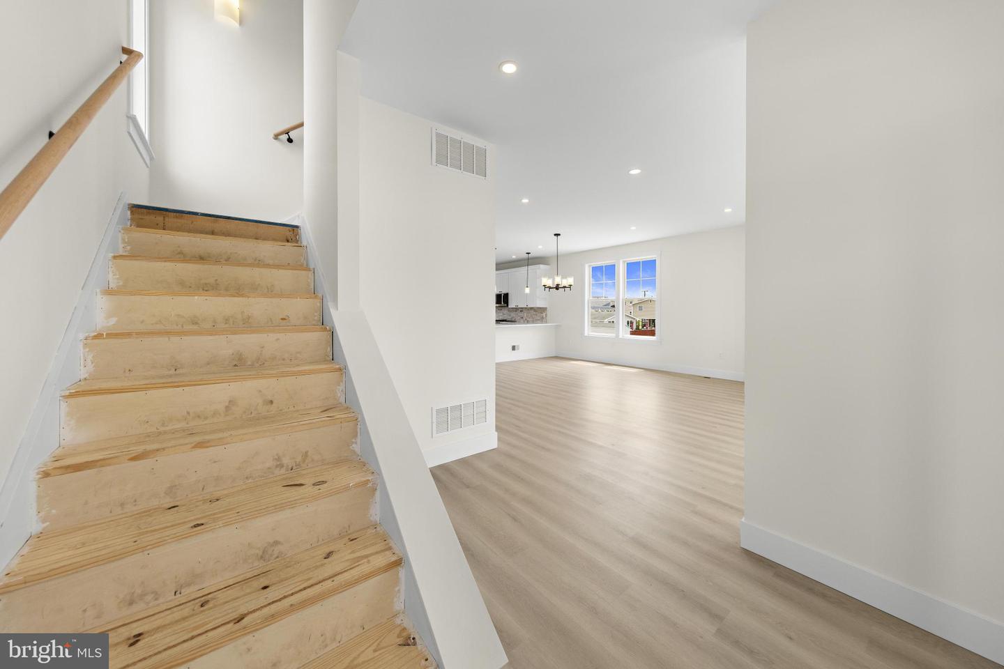 1131 S Green St Property Photo 8
