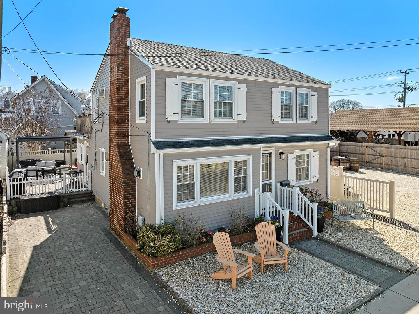 8 E Maryland Ave Property Photo 1