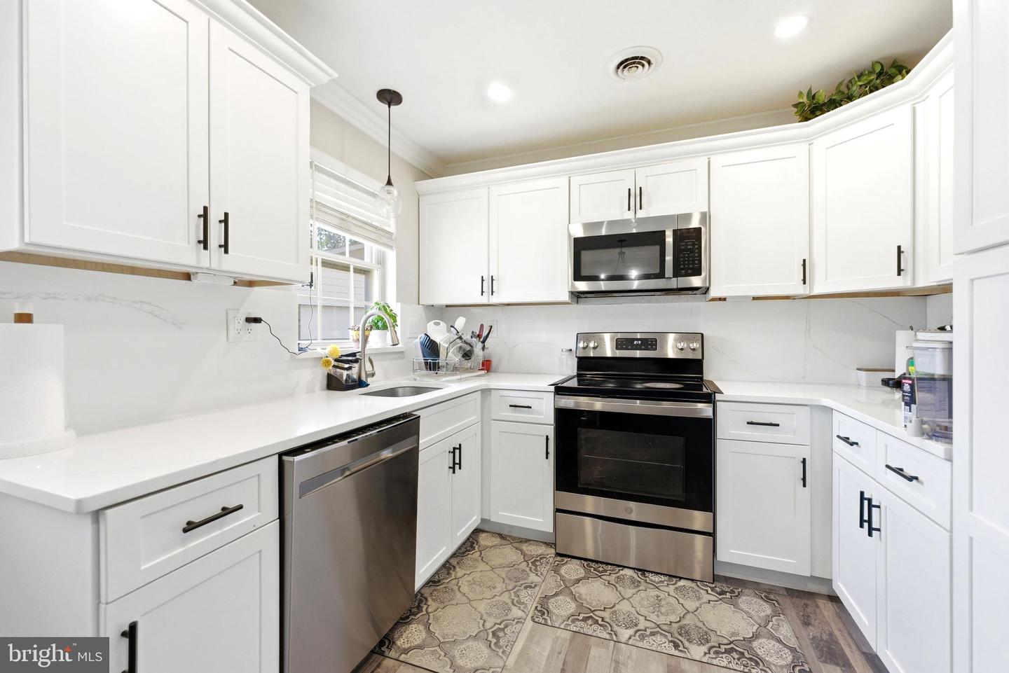 16-b Cambridge Cir #b Property Photo 2