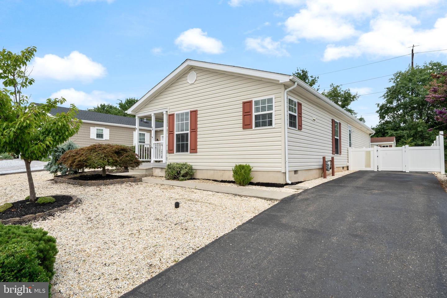 48 Fort Lee Dr Property Photo 3