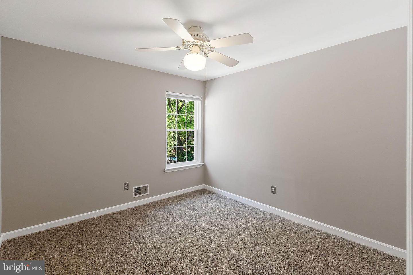 618 Winterberry Blvd Property Photo 32