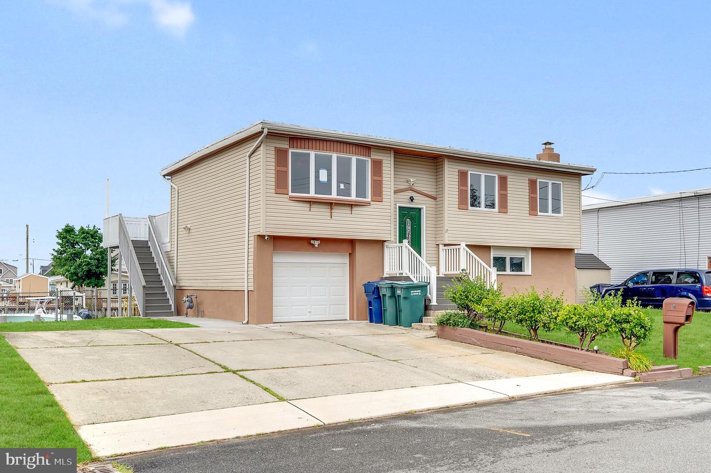 17 Delaware W Property Photo 2