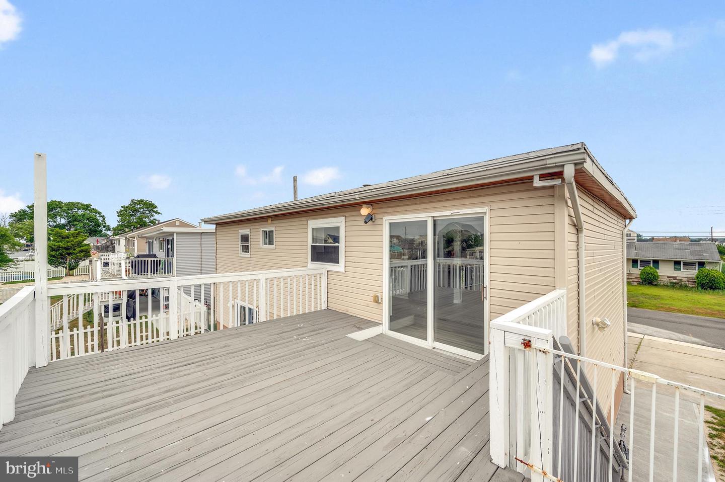 17 Delaware W Property Photo 15