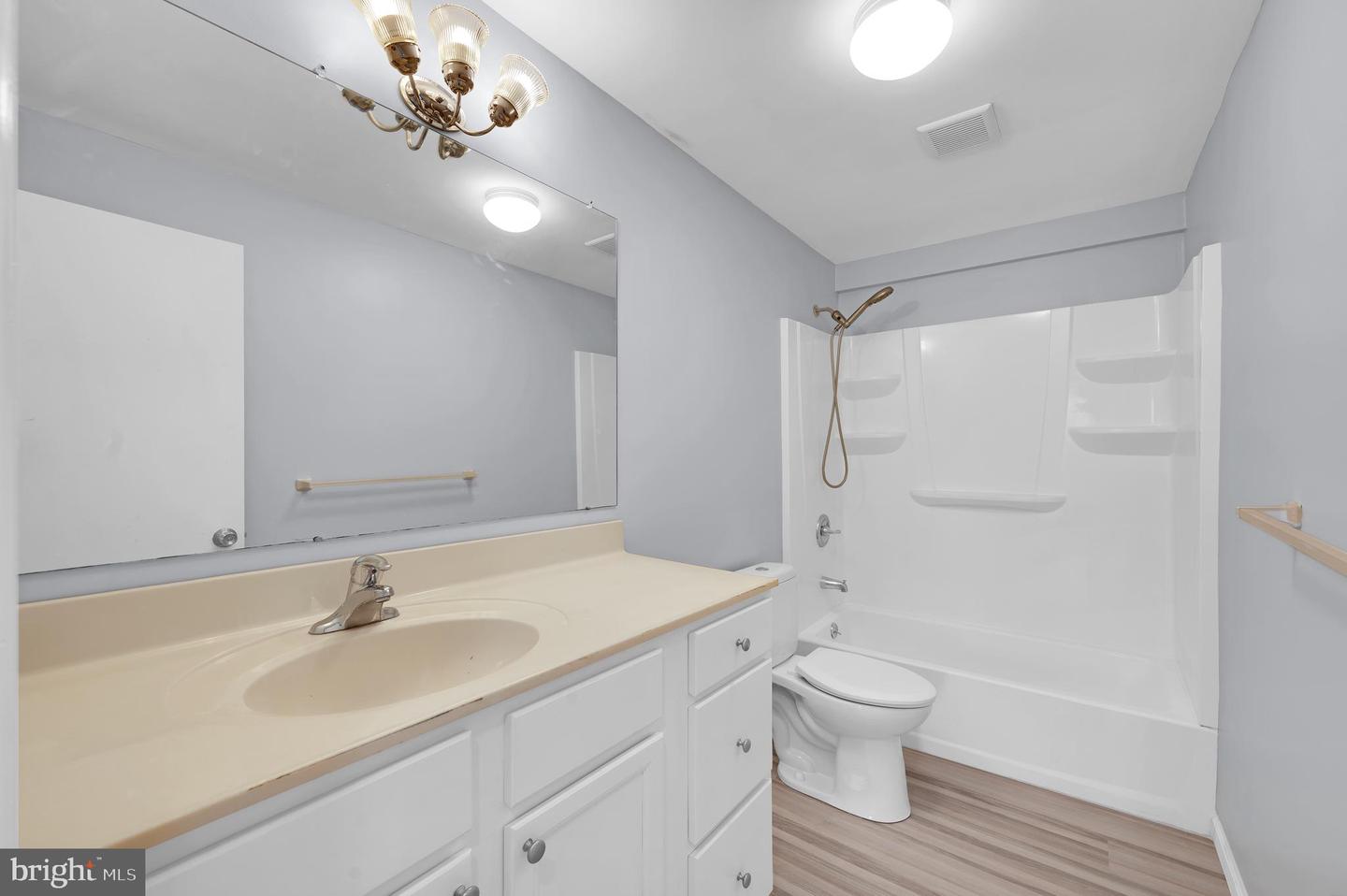 17 Delaware W Property Photo 16