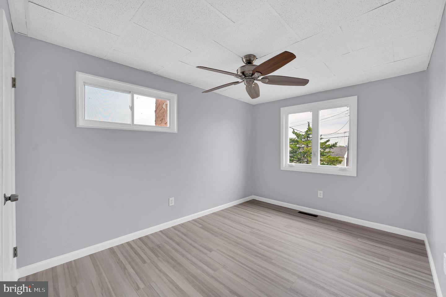 17 Delaware W Property Photo 18