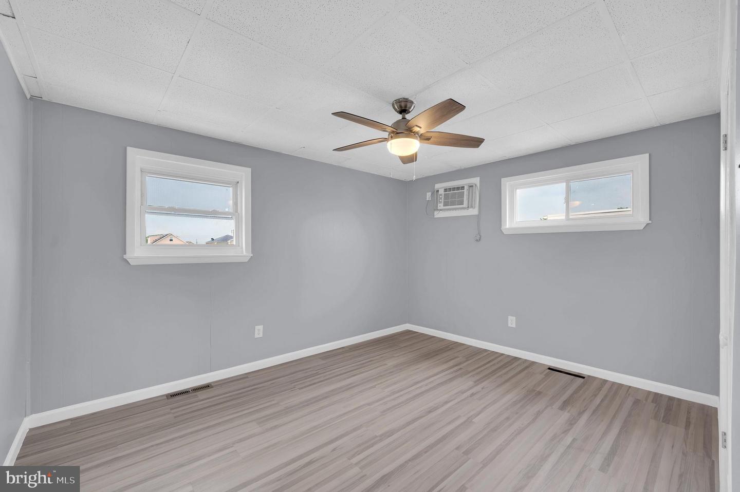 17 Delaware W Property Photo 19