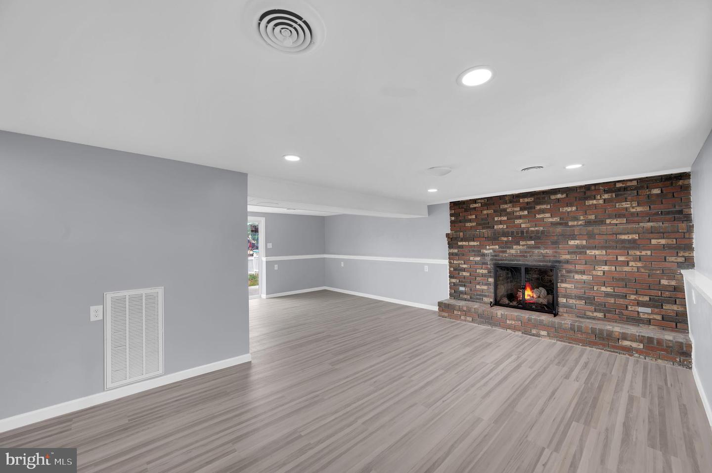 17 Delaware W Property Photo 23