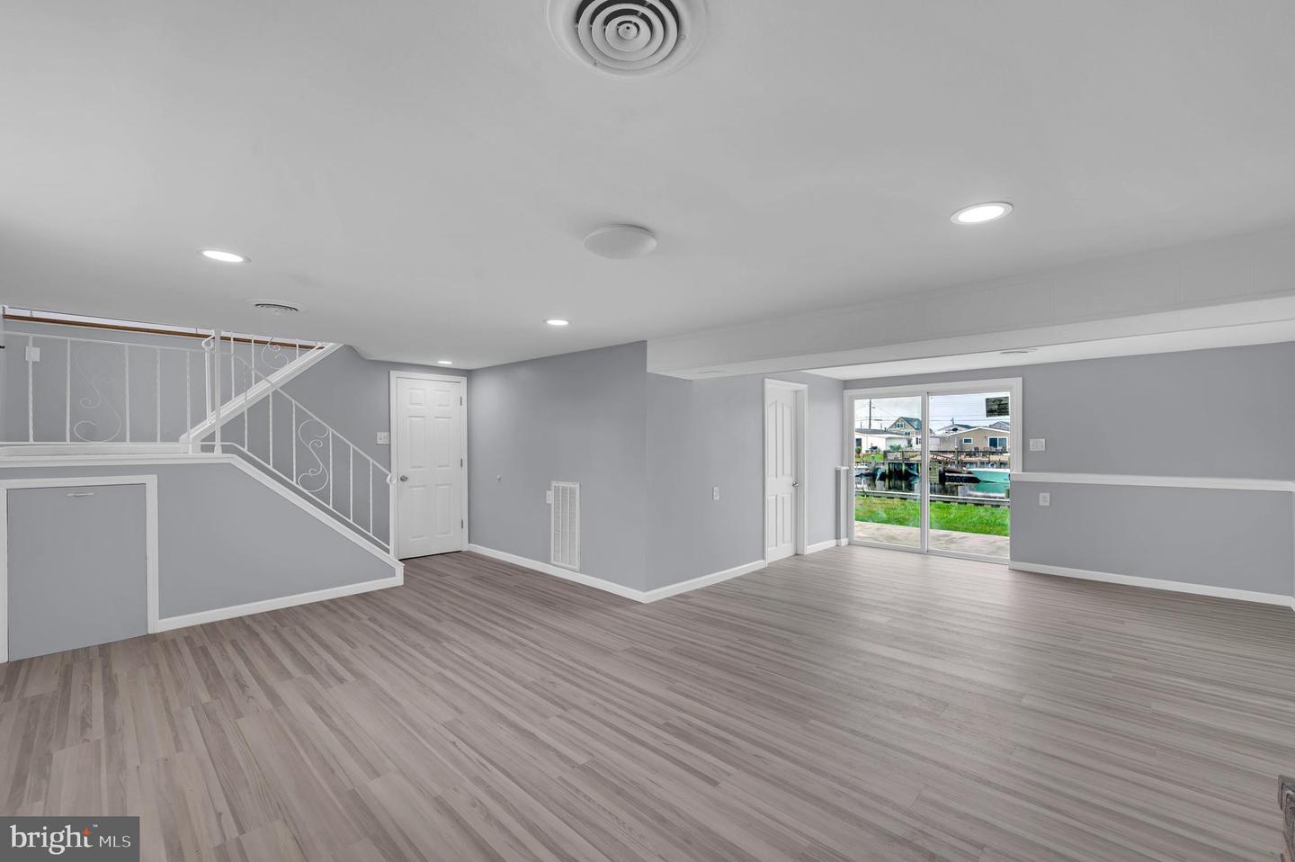 17 Delaware W Property Photo 24