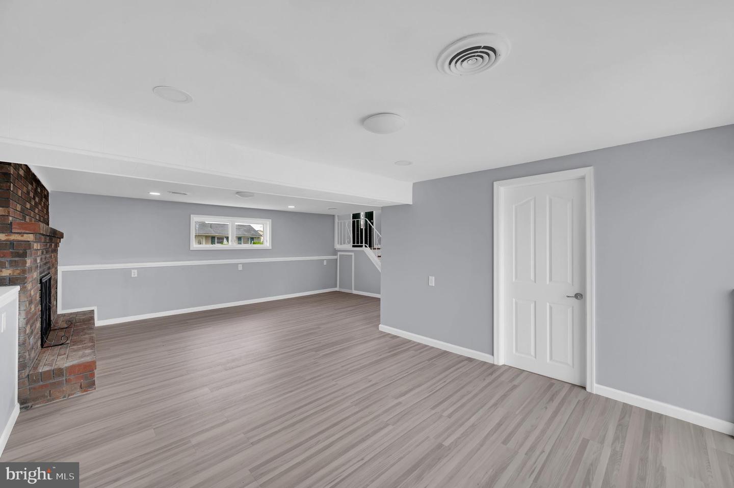 17 Delaware W Property Photo 26
