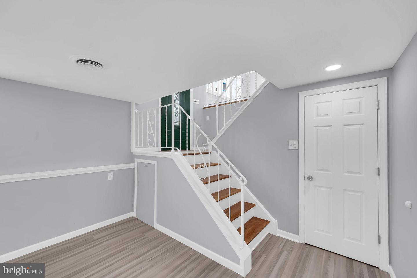 17 Delaware W Property Photo 31