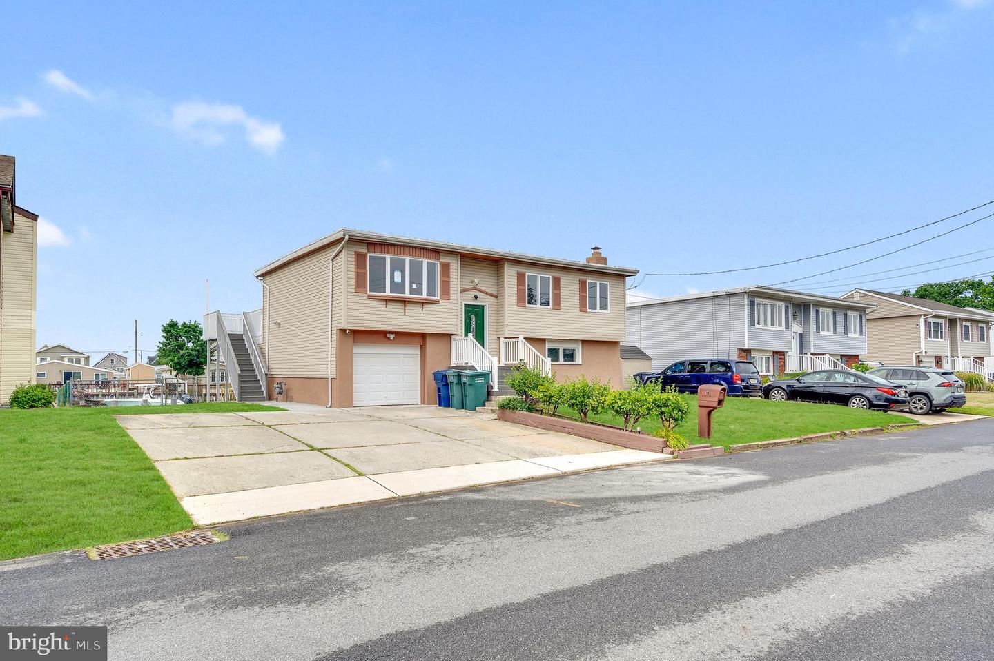17 Delaware W Property Photo 44