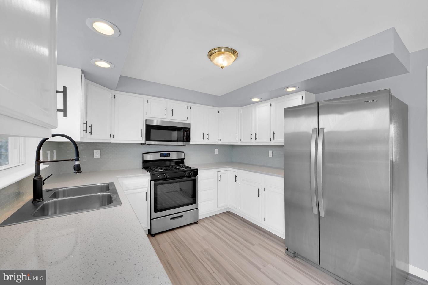 17 Delaware W Property Photo 49