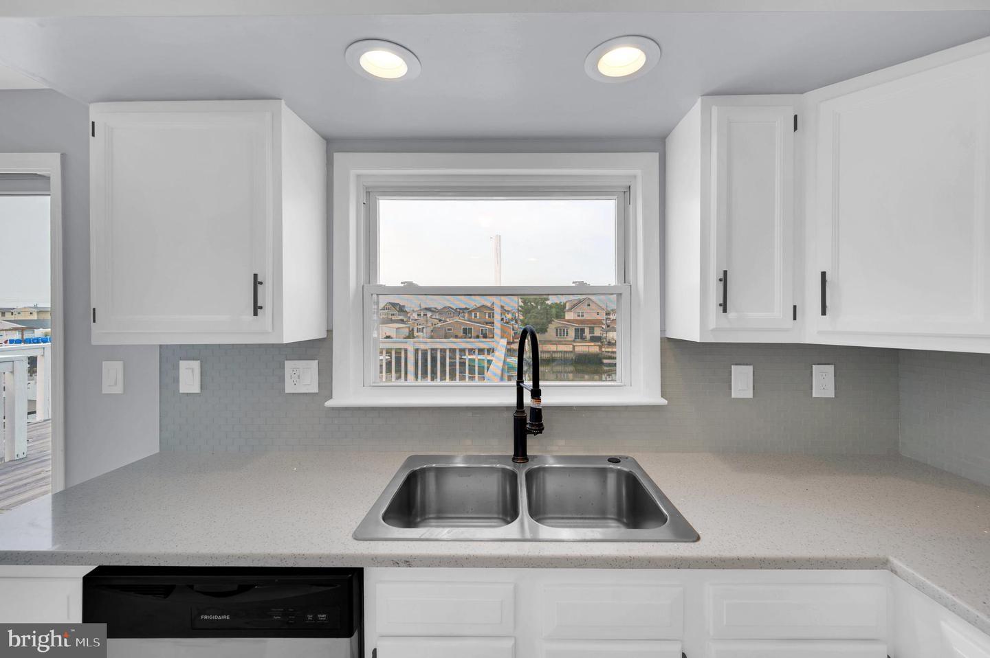 17 Delaware W Property Photo 51