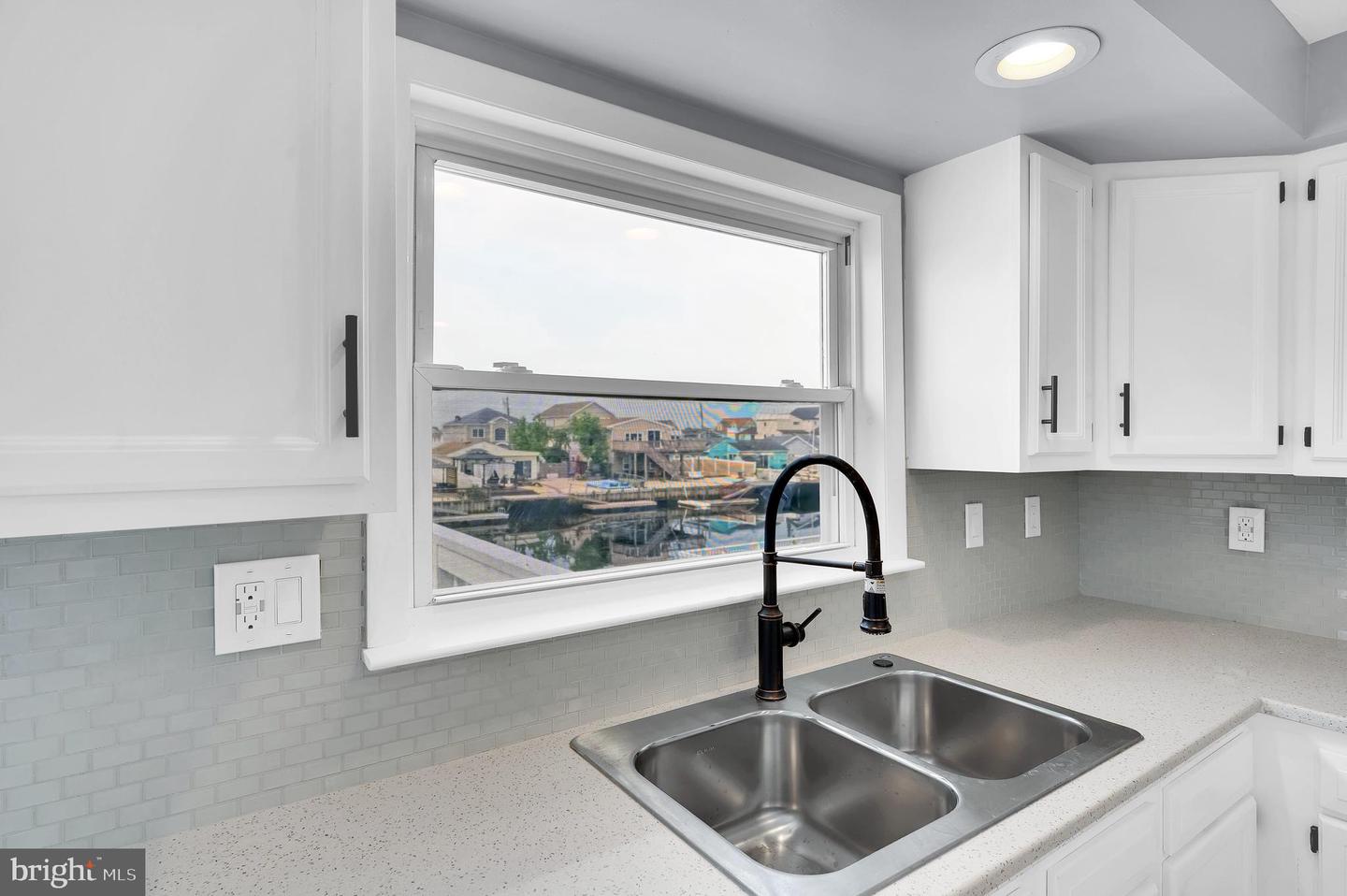17 Delaware W Property Photo 53