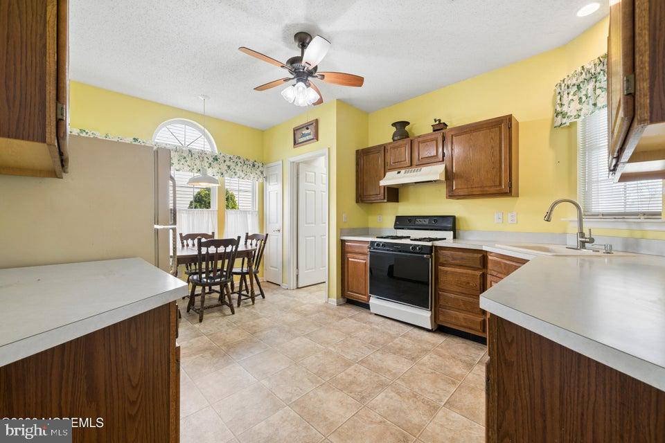 84 Chain Blvd Property Photo 8