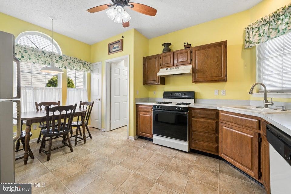 84 Chain Blvd Property Photo 9