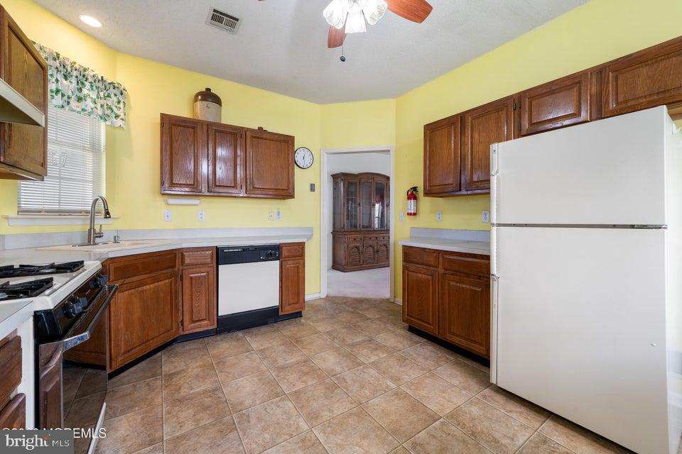 84 Chain Blvd Property Photo 10