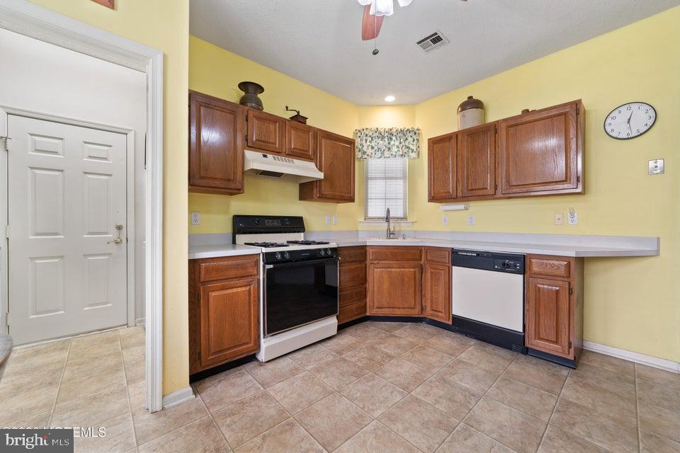 84 Chain Blvd Property Photo 11