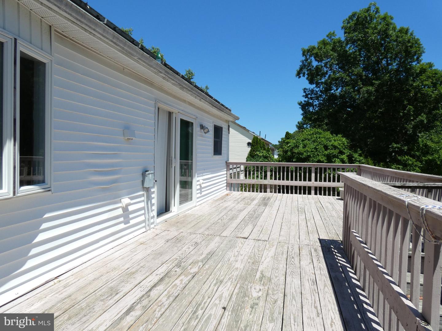 93 Outboard Ave Property Photo 2