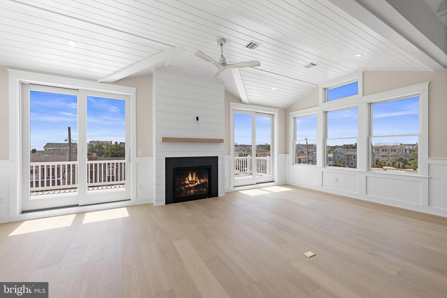 9708 Beach Ave Property Photo 4