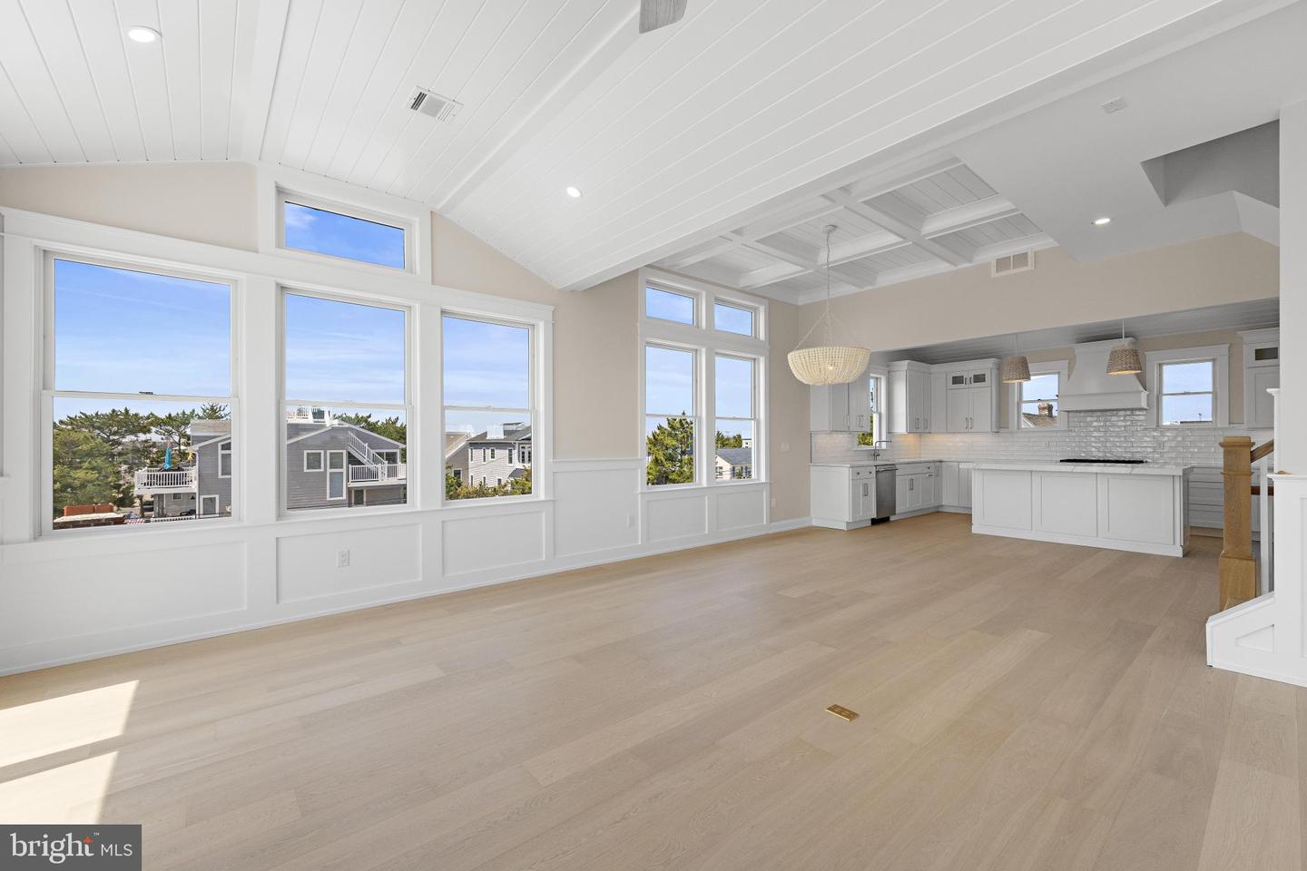 9708 Beach Ave Property Photo 6