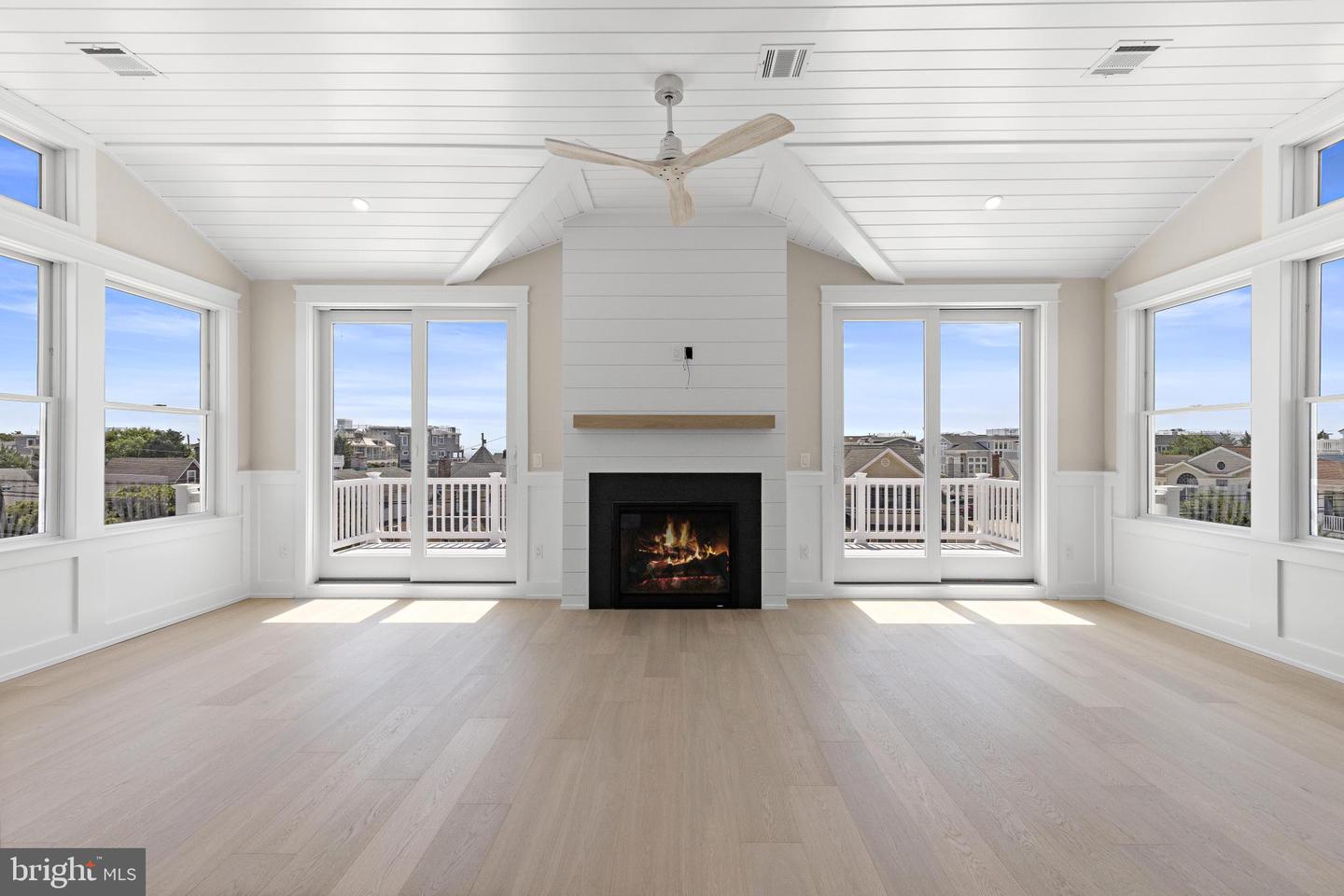 9708 Beach Ave Property Photo 10