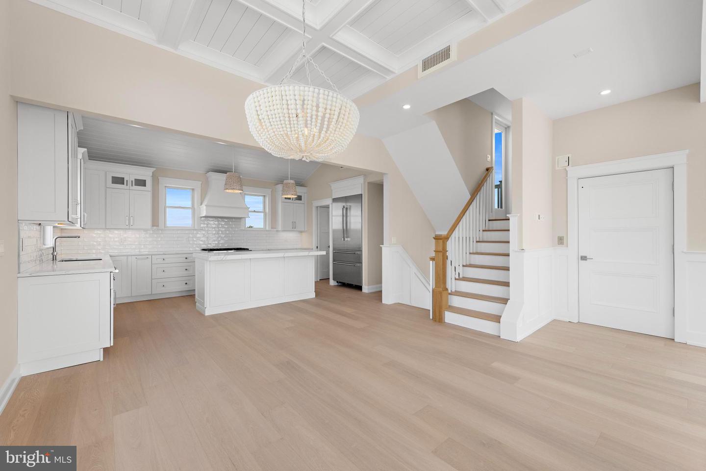 9708 Beach Ave Property Photo 11
