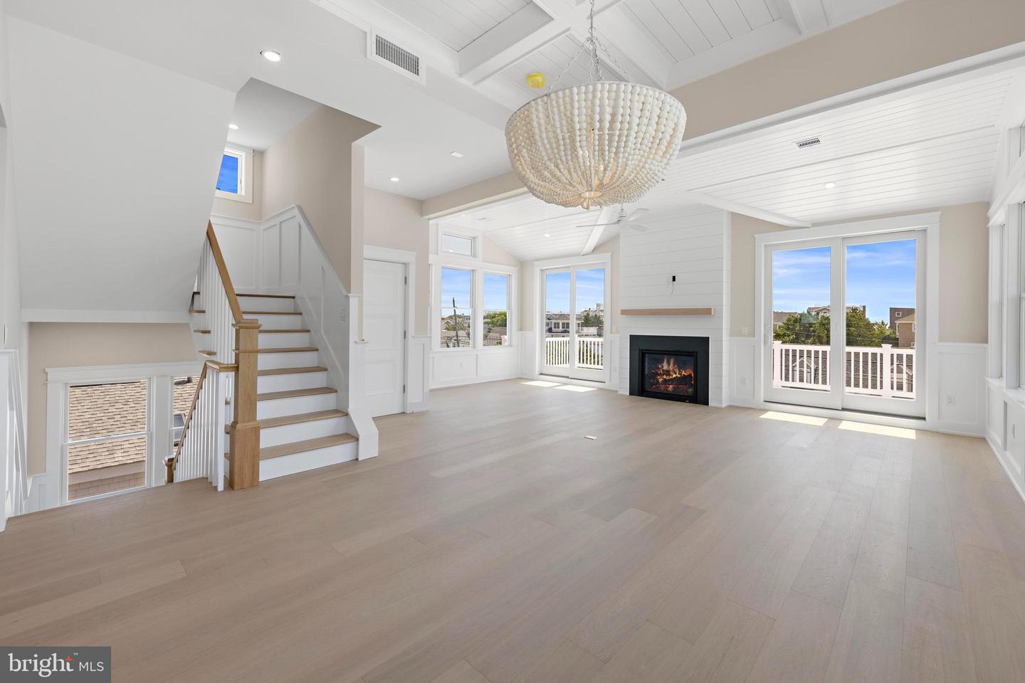 9708 Beach Ave Property Photo 14