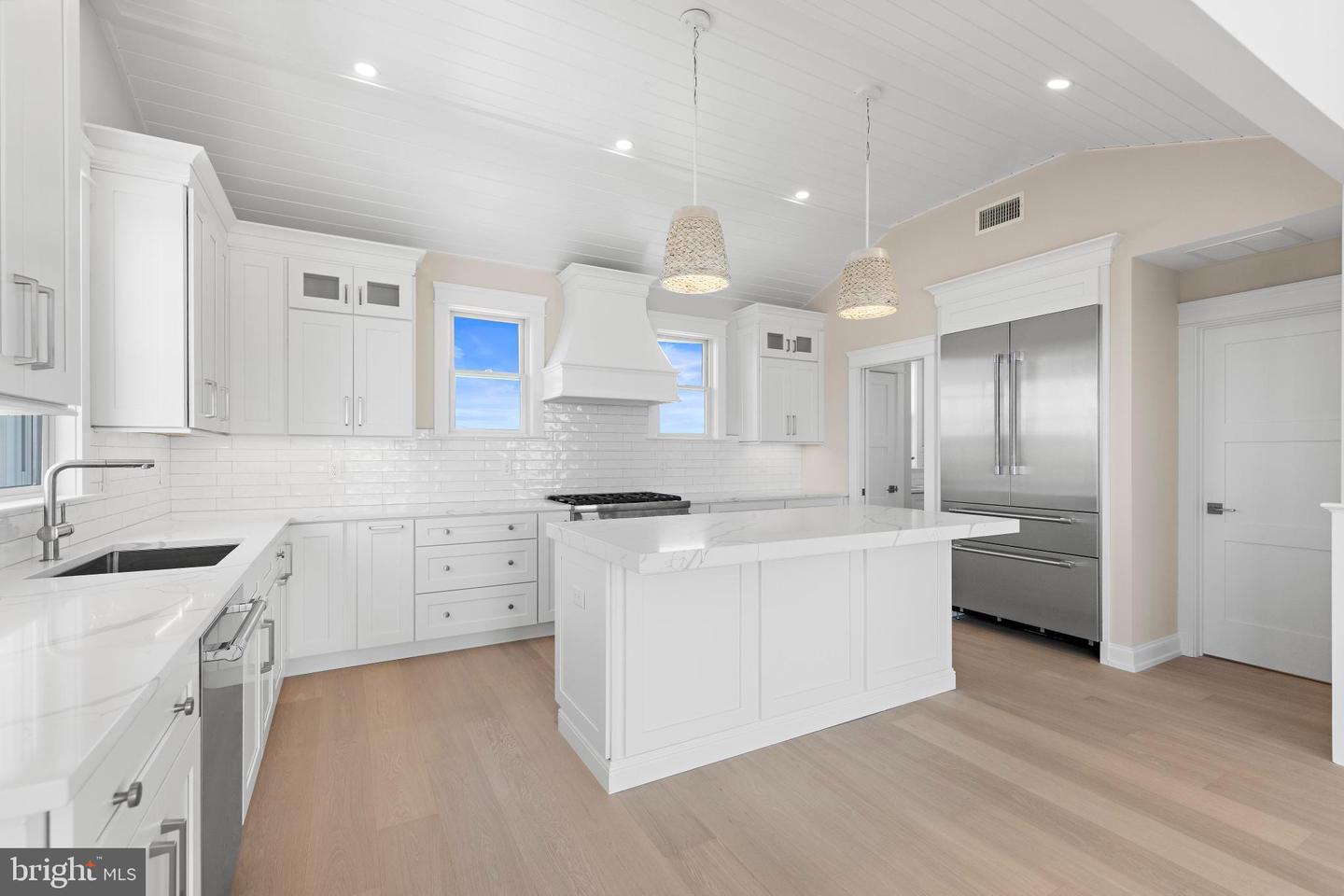 9708 Beach Ave Property Photo 16