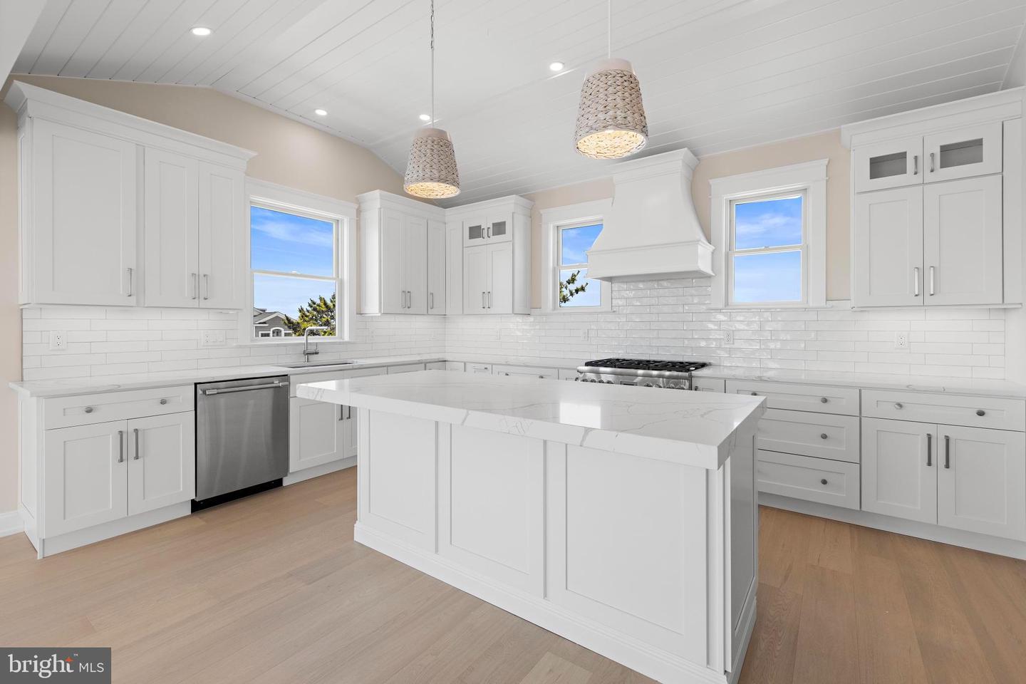 9708 Beach Ave Property Photo 17