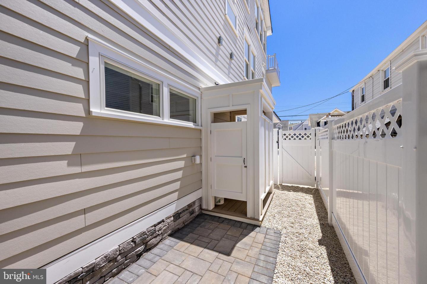 9708 Beach Ave Property Photo 54
