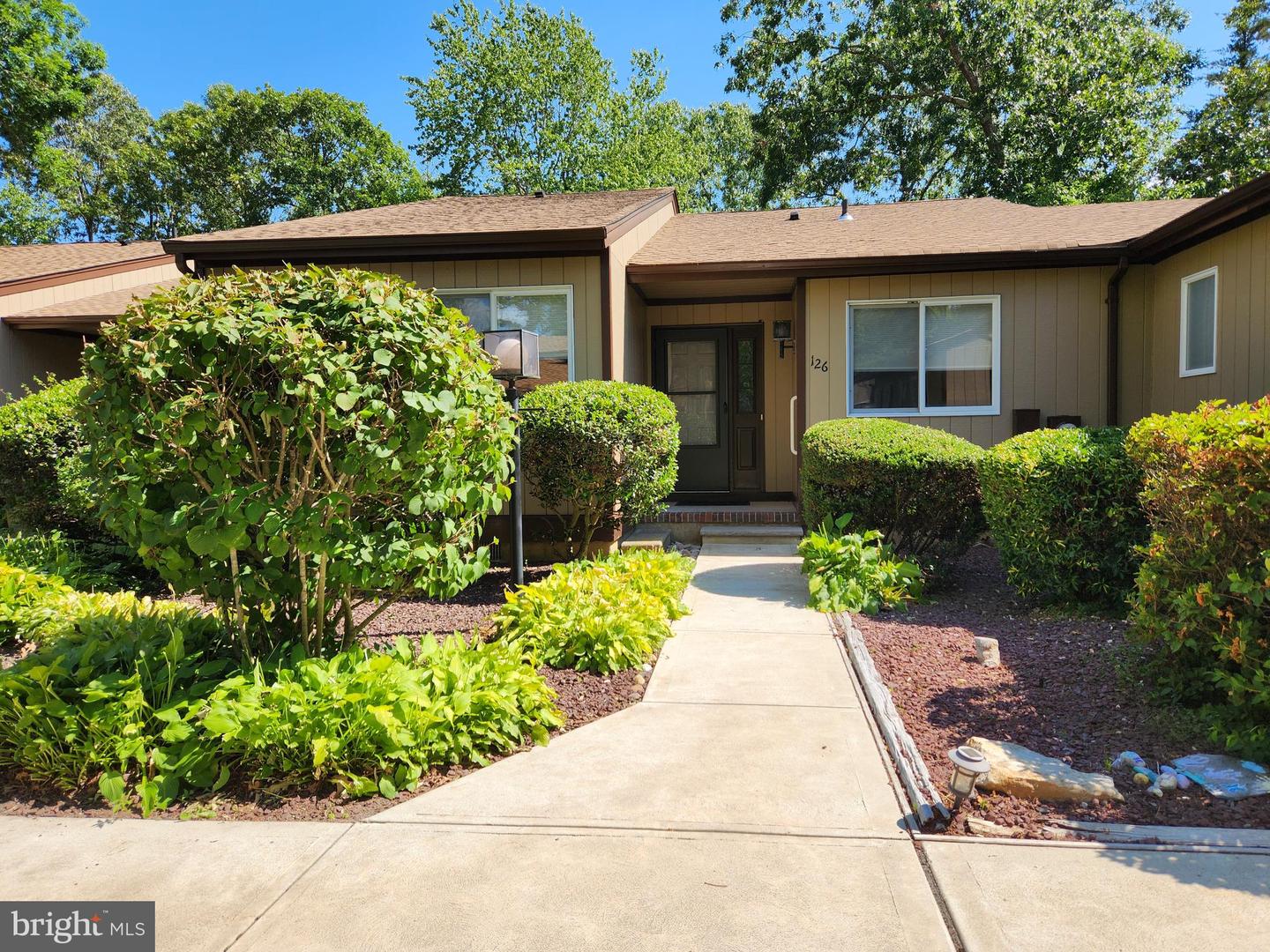 126 E HOLLY LN