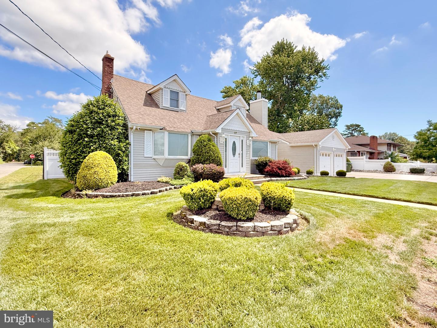 27 3rd Ave Property Photo 1