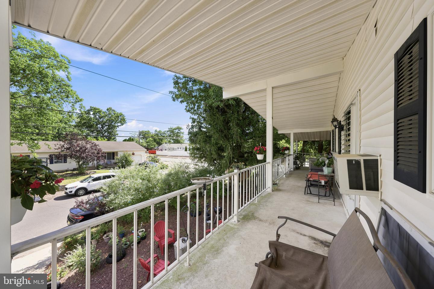 926 Newark Ave Property Photo 4