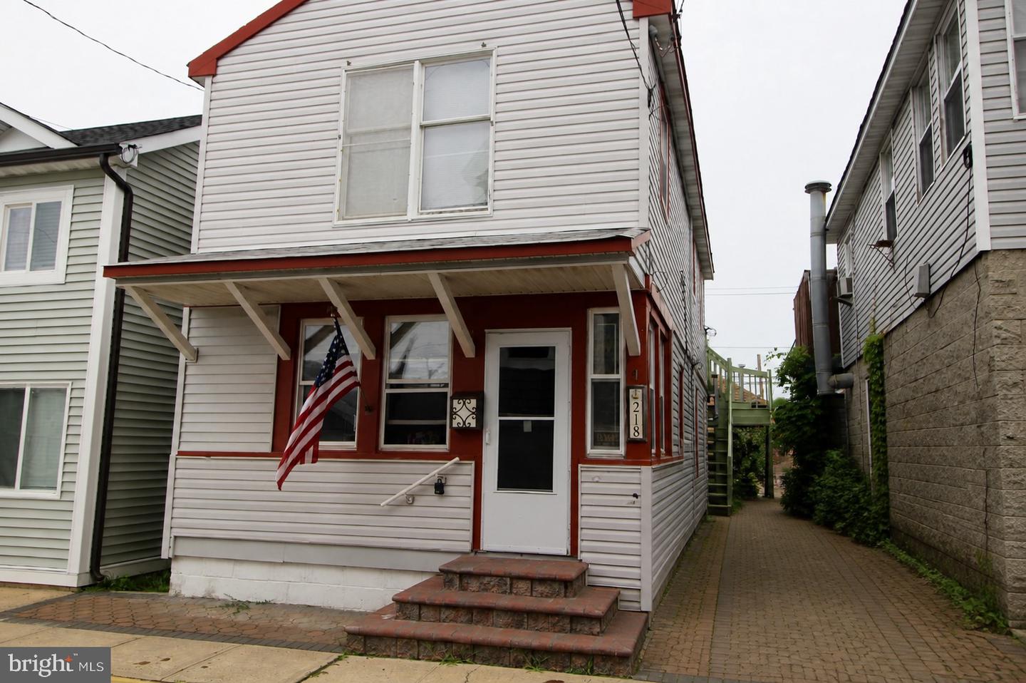 218 Bay Ter Property Photo 1